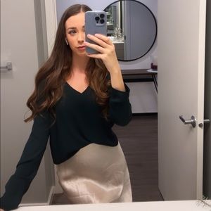 Aritzia Babaton Green Long Sleeve V-Neck Shirt Size Small